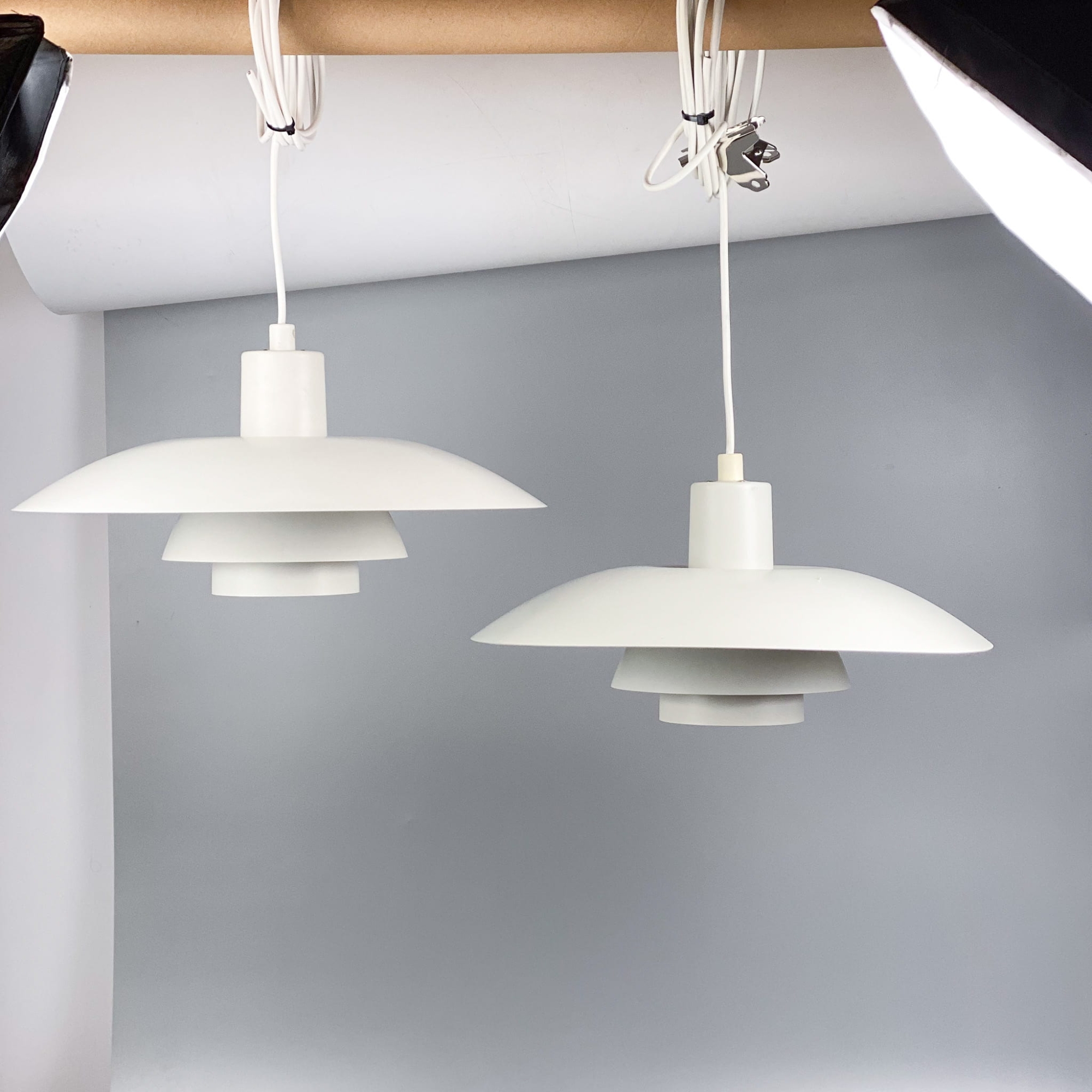 Dwie lampy PH 4/3 by Louis Poulsen białe