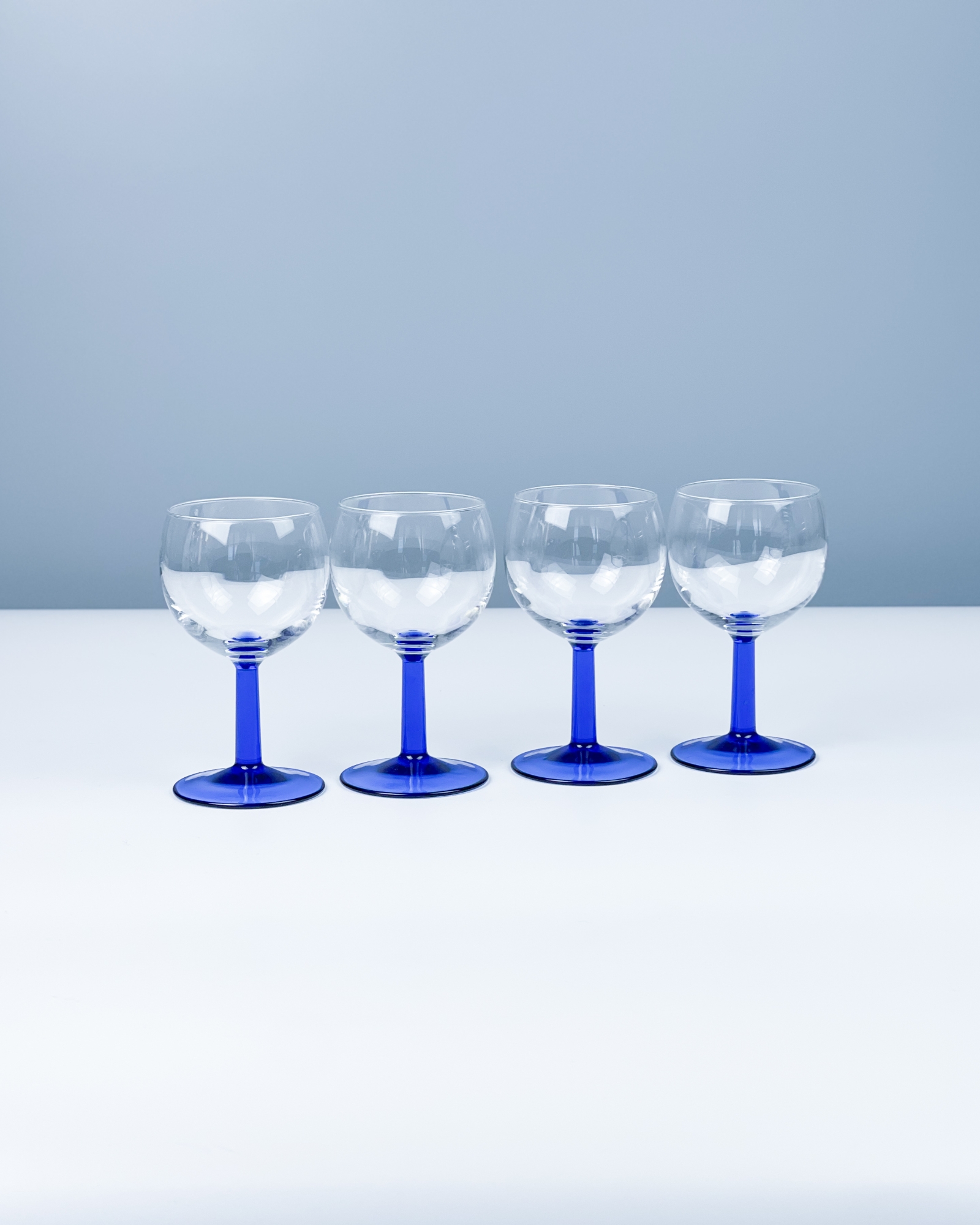 Zestaw kieliszków z kobaltową nóżką