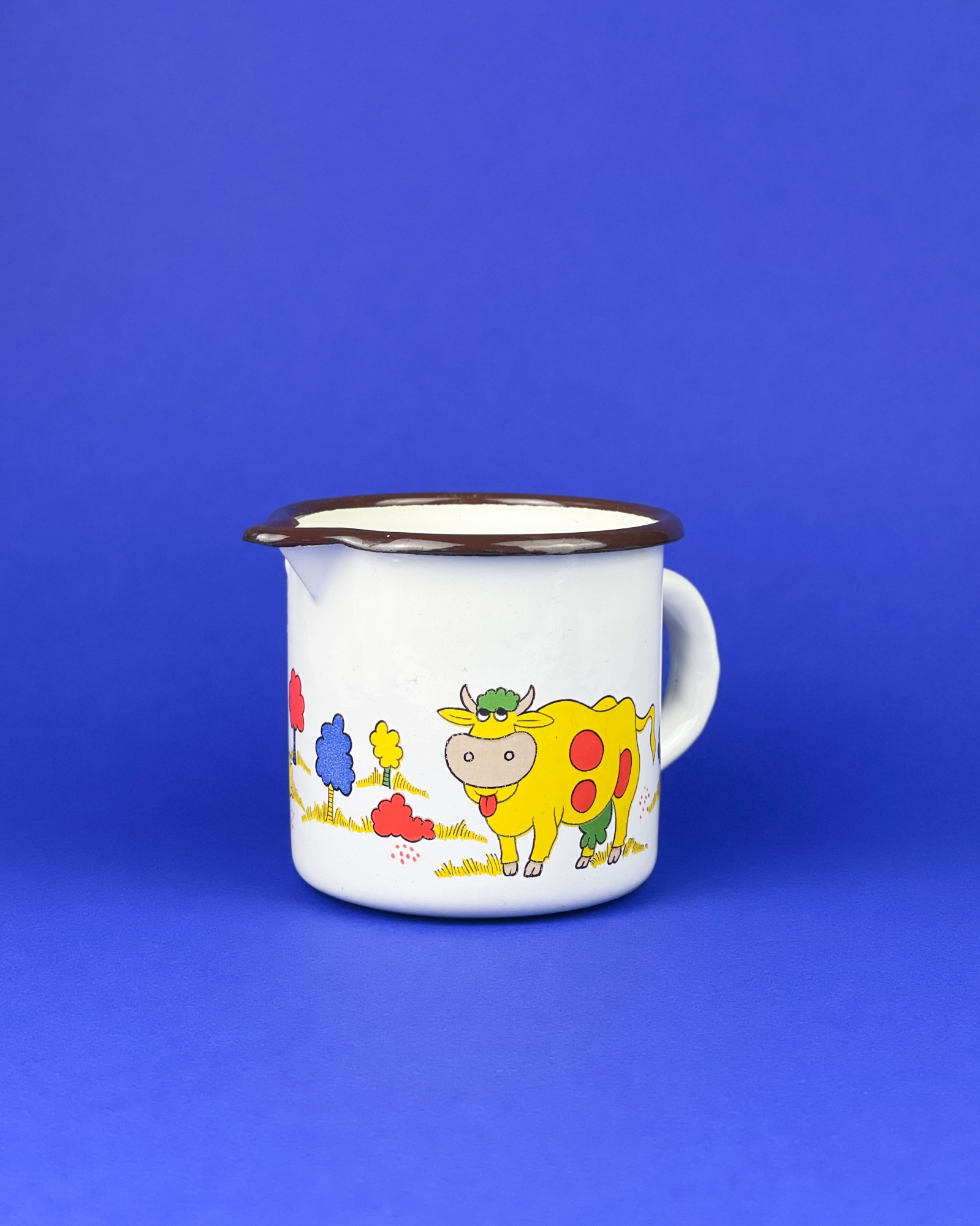 Emaliowany garnuszek w krowy