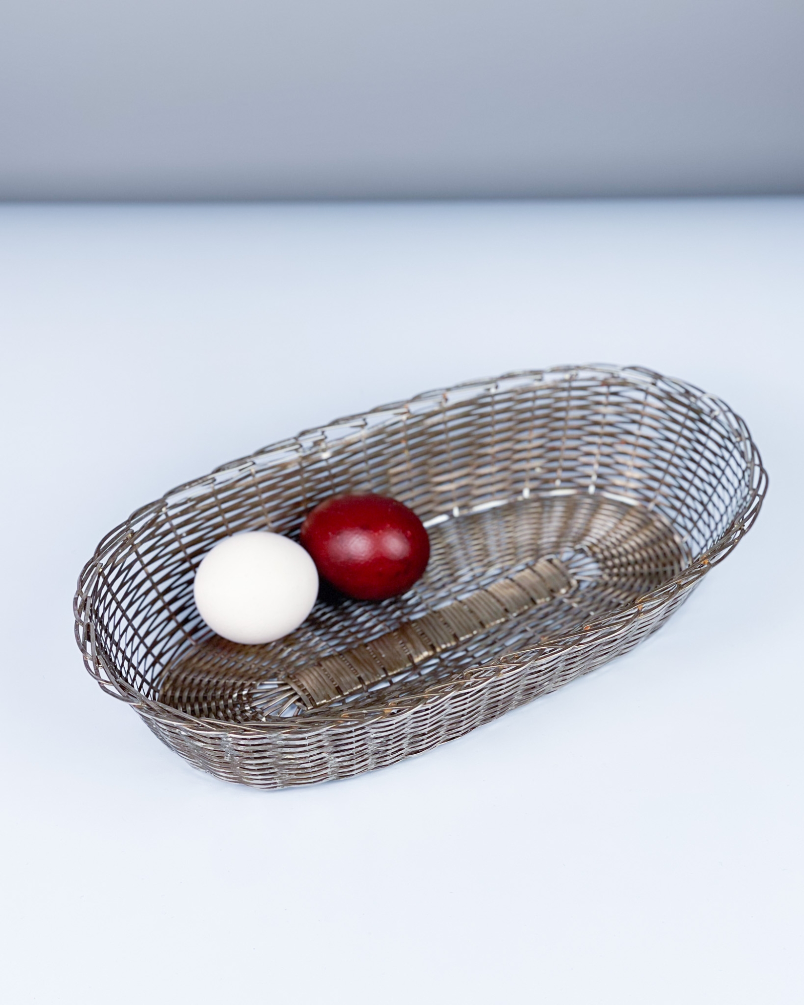 Ręcznie pleciony platerowany koszyk na pieczywo