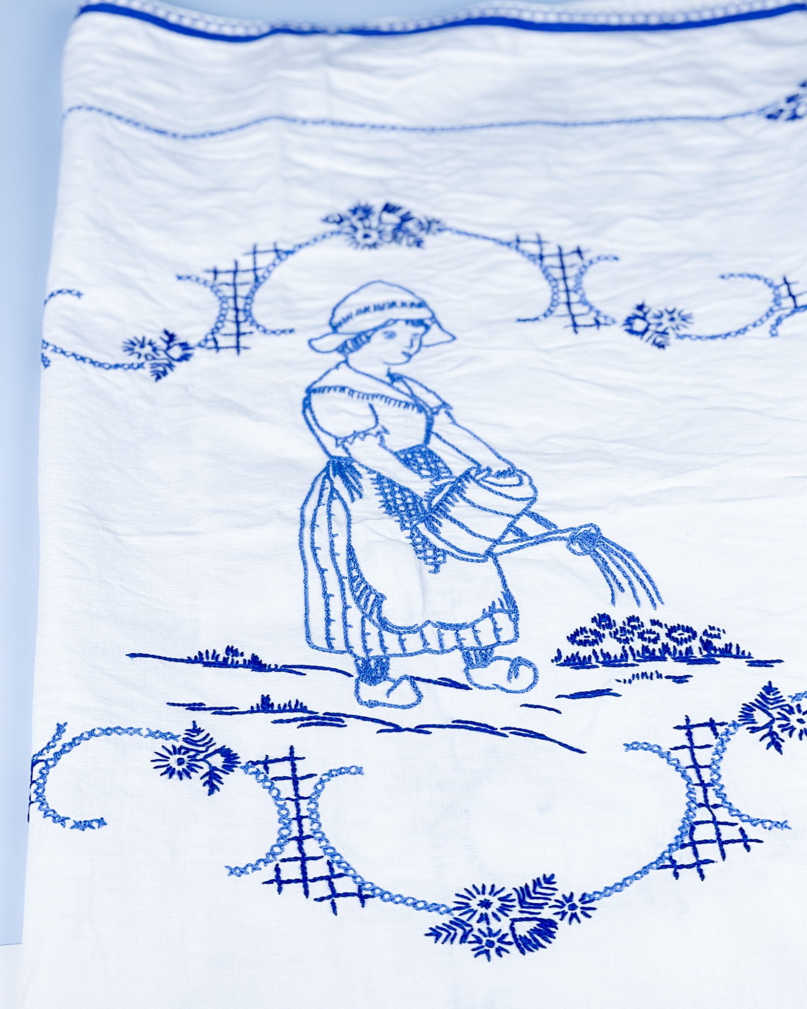 Ręcznie haftowany obrusik z dziewczynką