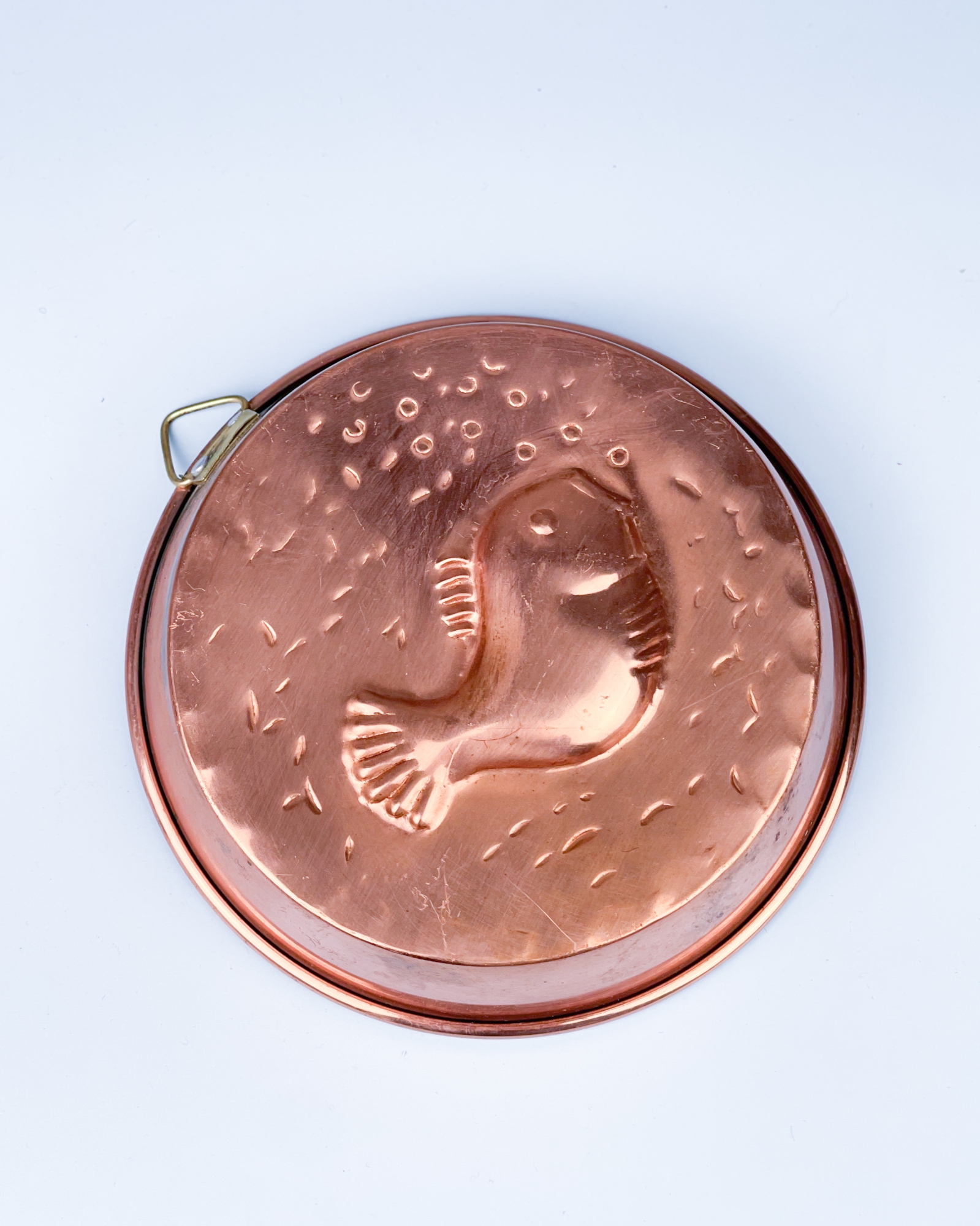 Miedziana forma z rybą