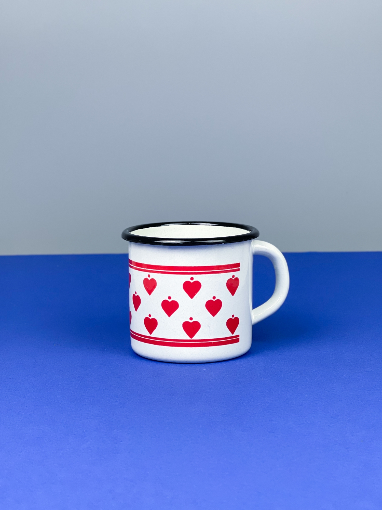 Kubek emaliowany w serduszka