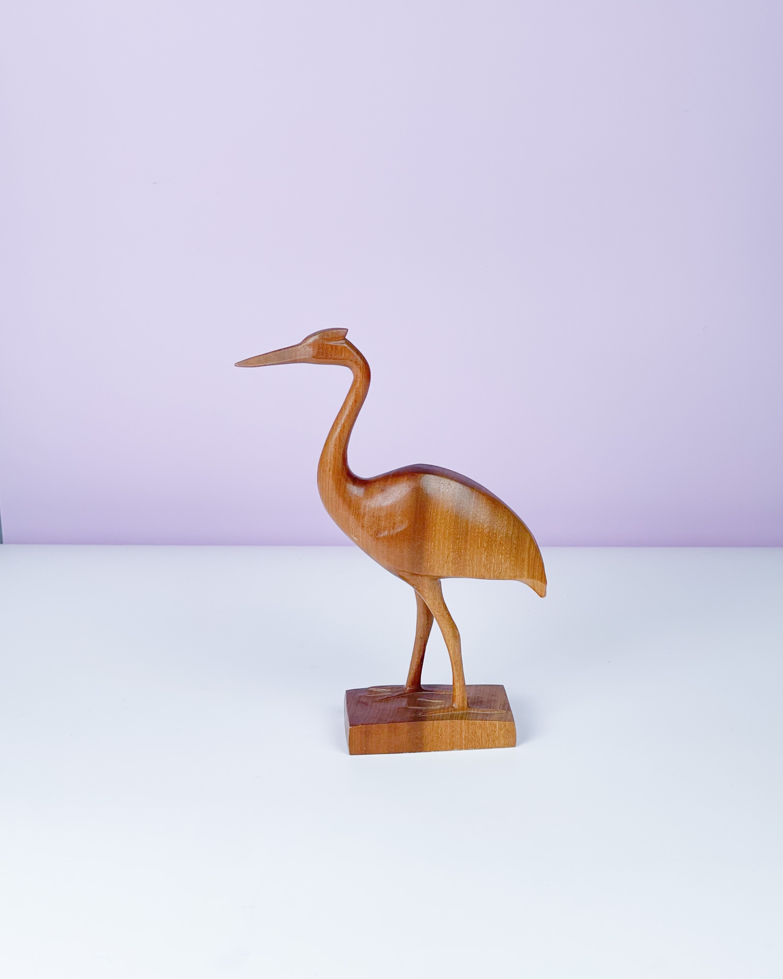 Rzeźba żurawia z drewna egzotycznego