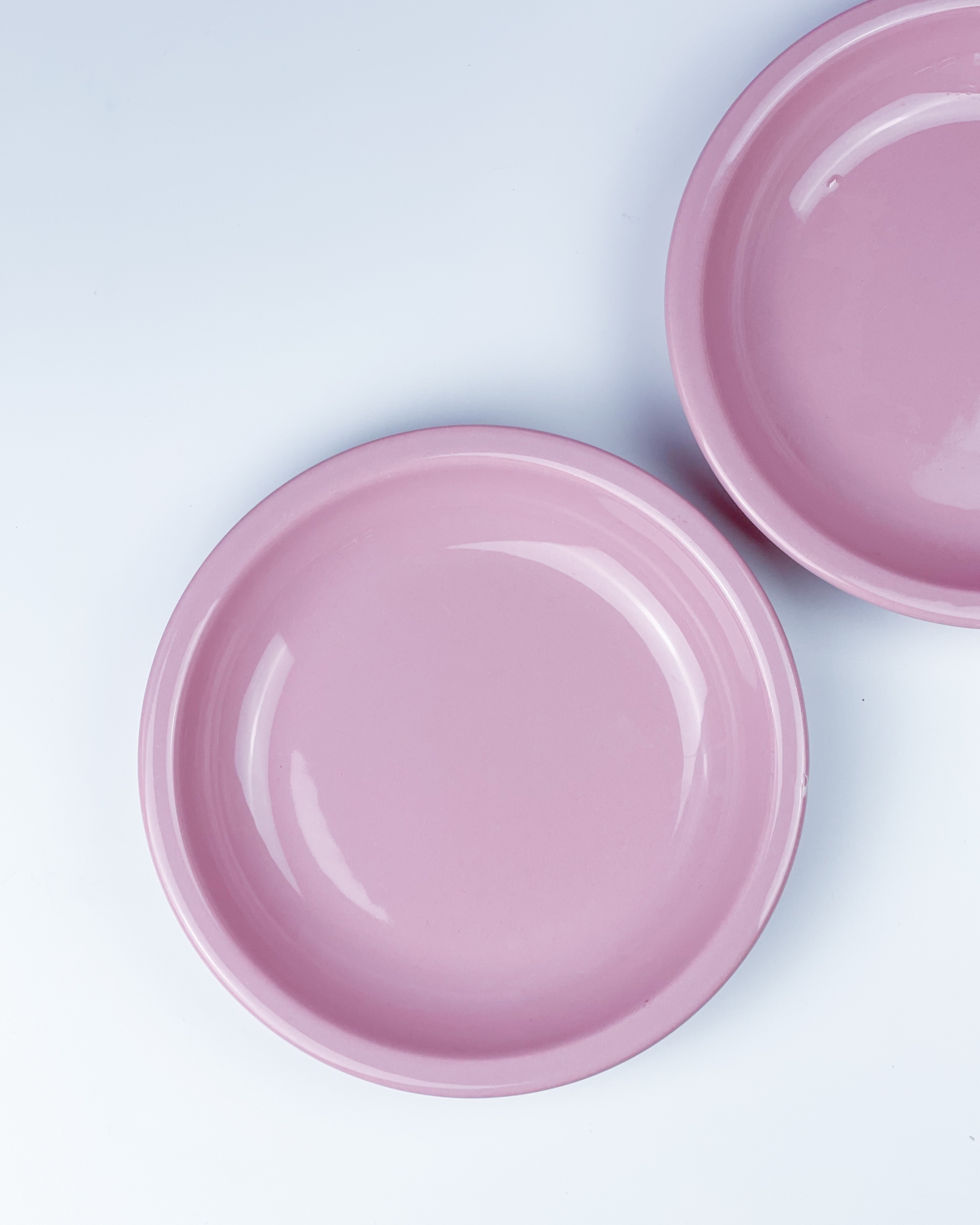 Dwa różowe talerze