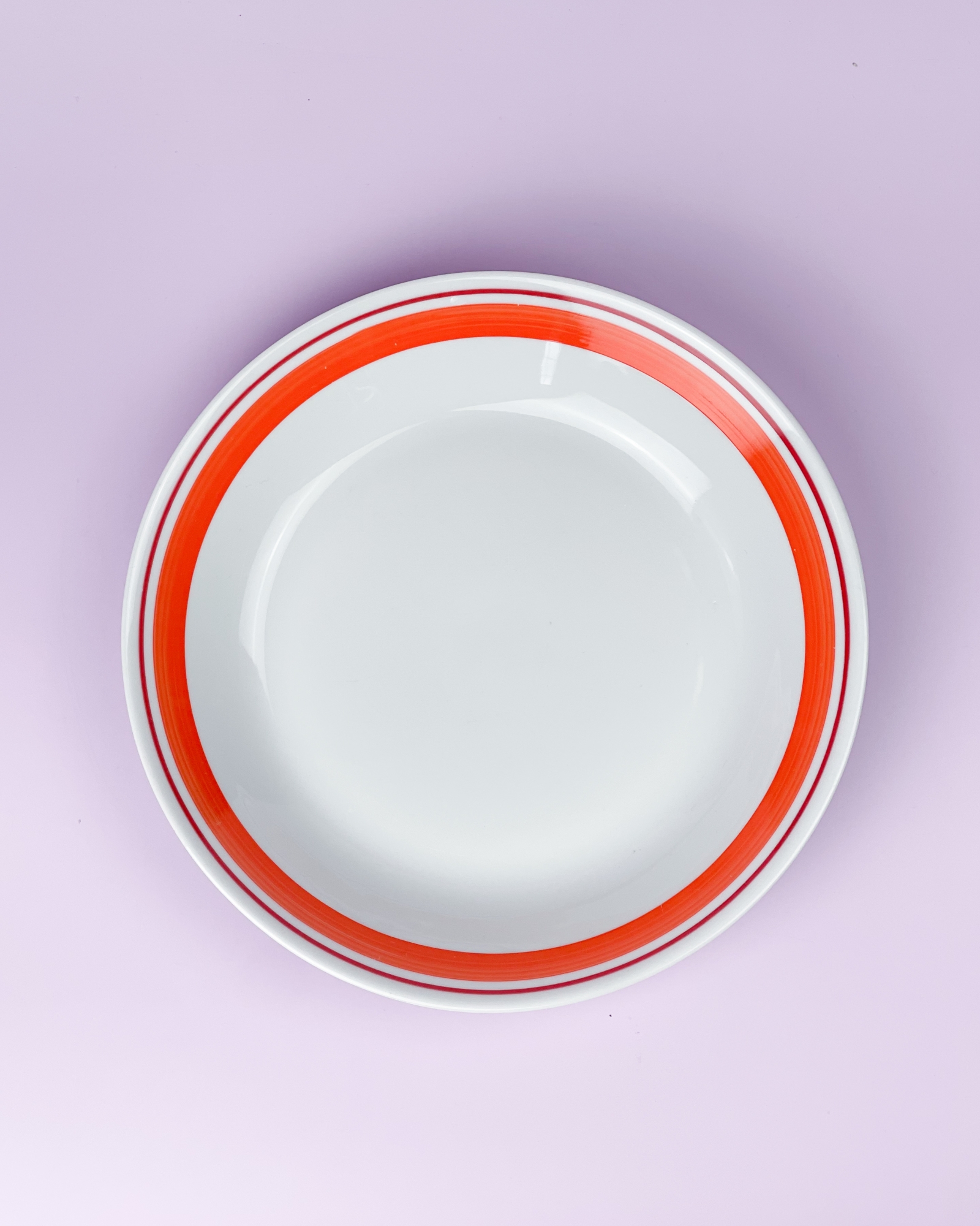 Talerz z pomarańczowym paskiem