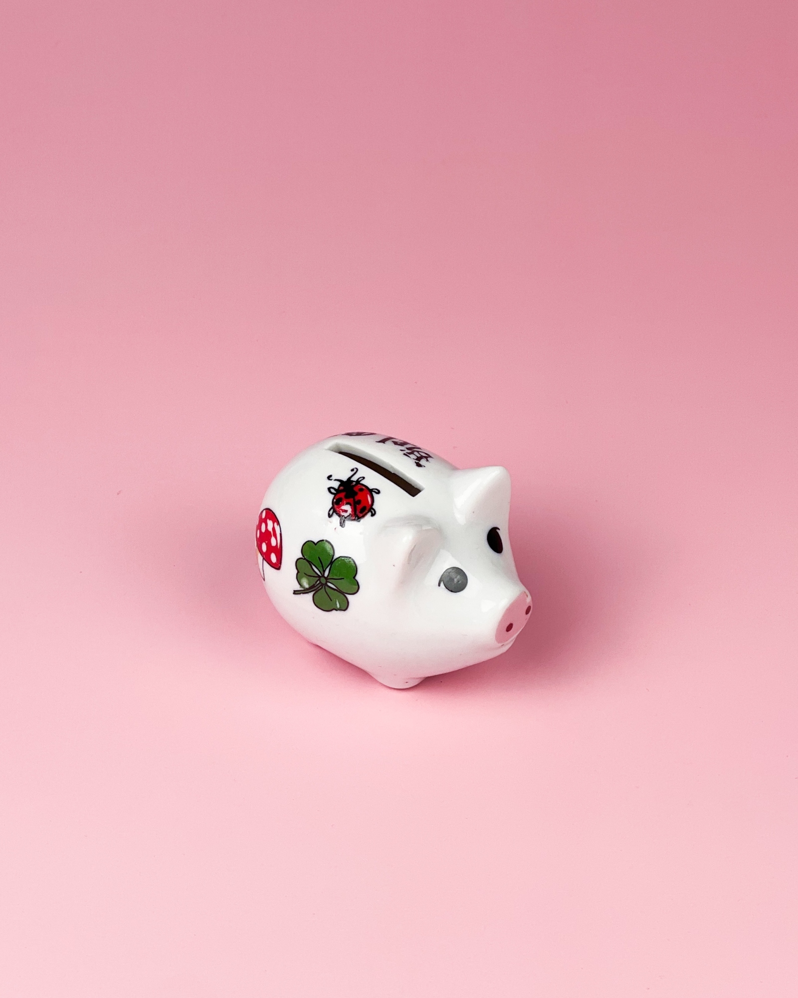 Mała porcelanowa świnka 