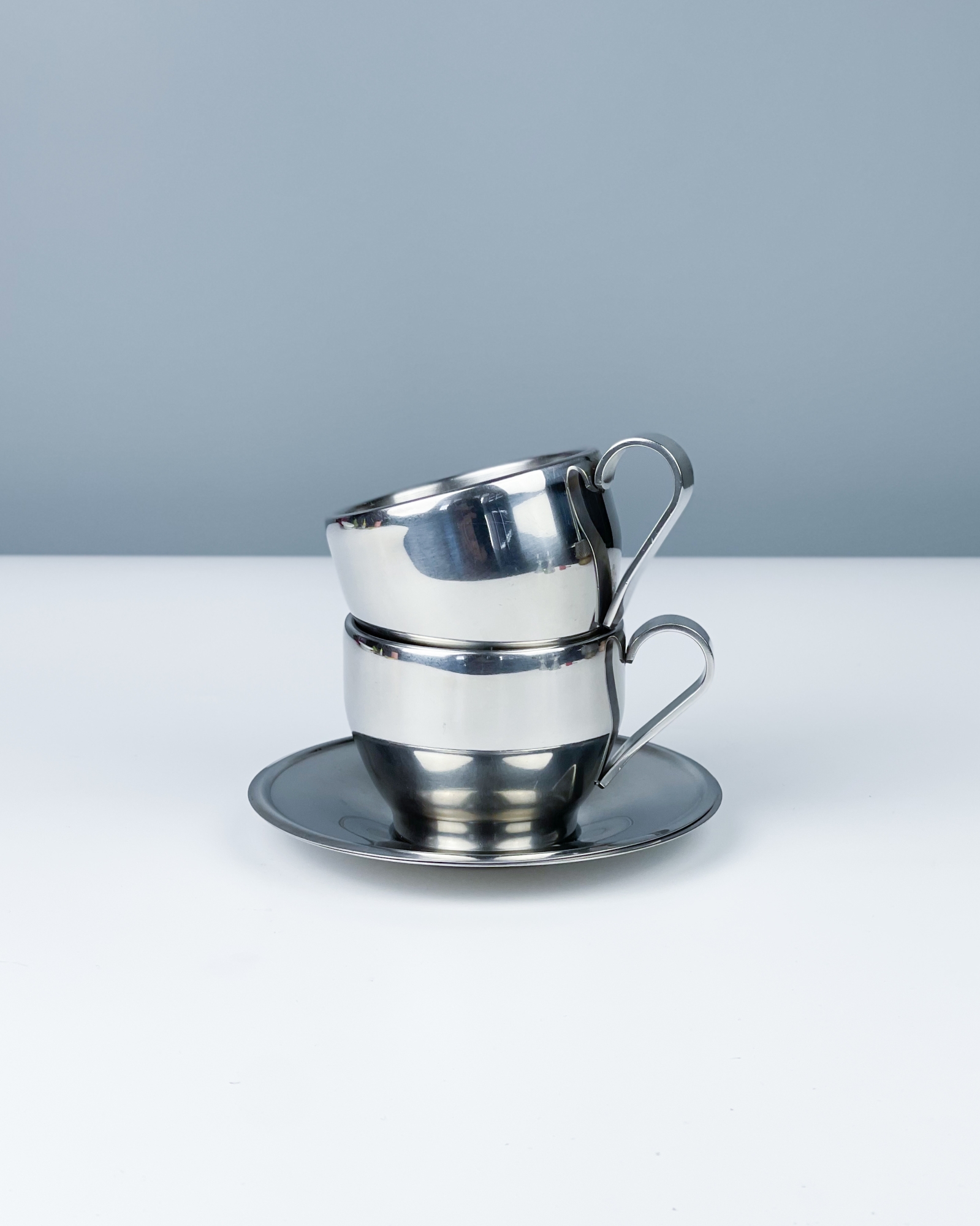 Dwie filiżanki do cappuccino ze stali nierdzewnej