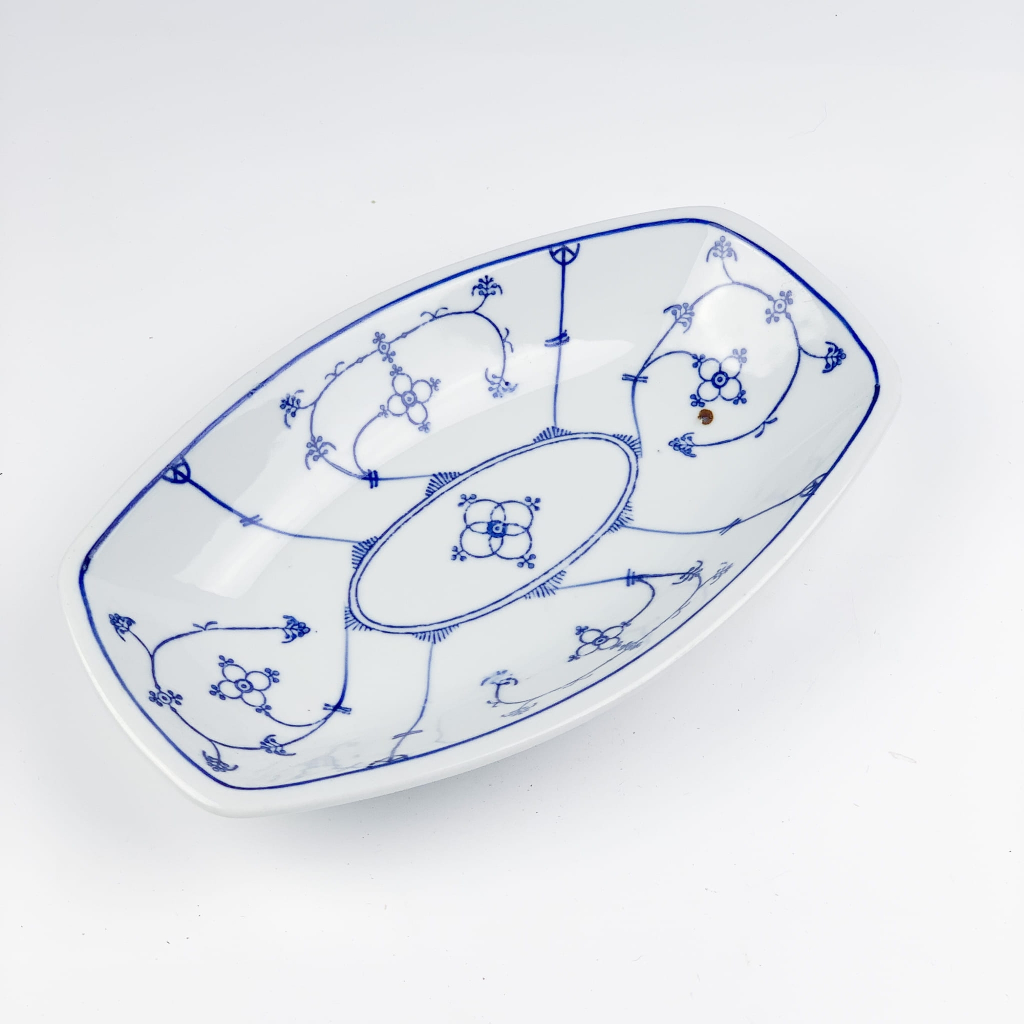 Tacka porcelanowa z kobaltowym dekorem
