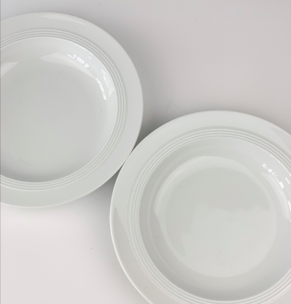 aleksandra wło / dwa talerze porcelanowe i wazonik