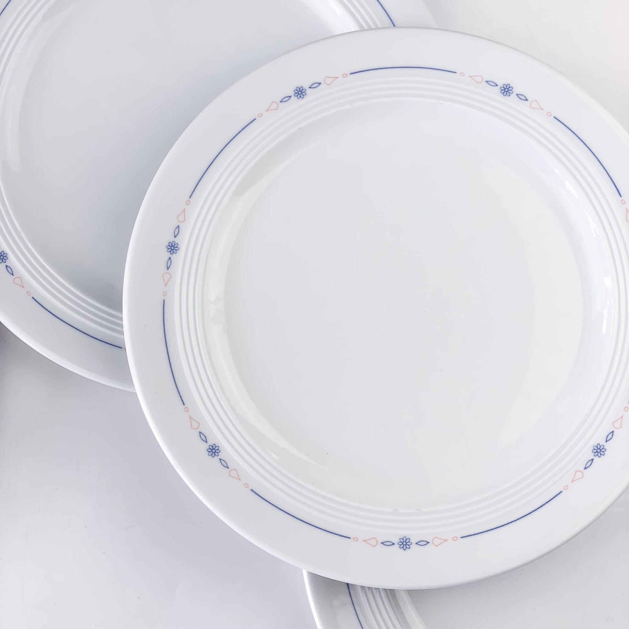 Domi / 4 płaskie talerze porcelanowe z delikatną dekoracją