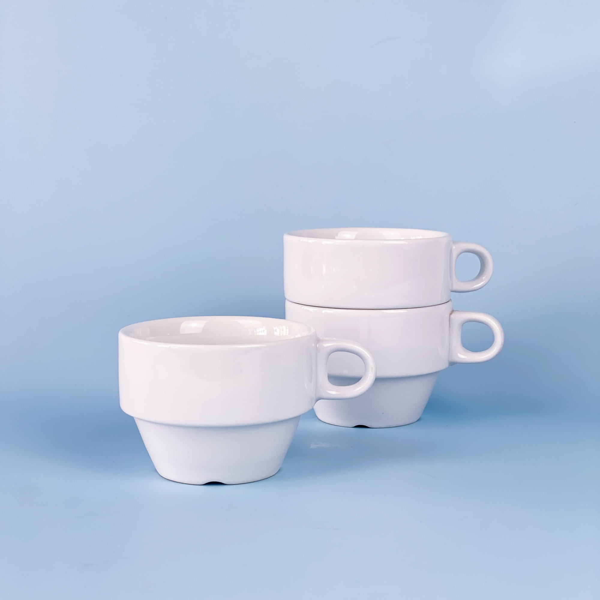 3 białe filiżanki porcelanowe