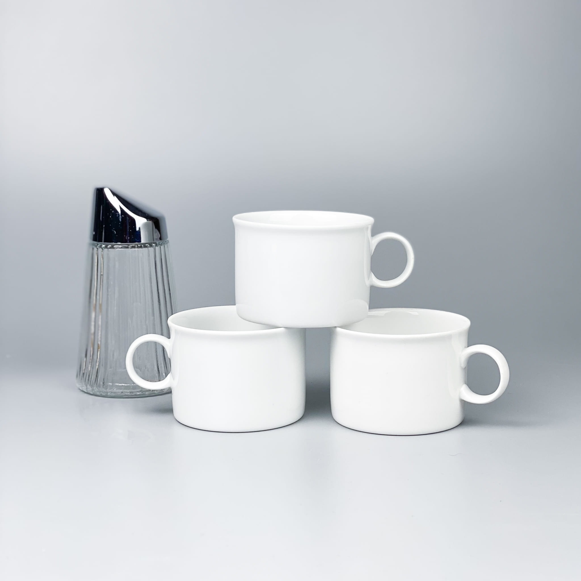 3 białe porcelanowe filiżanki